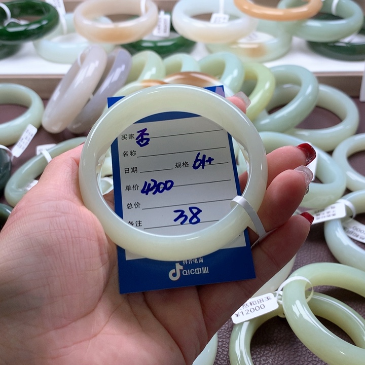 和田玉手镯未镶嵌否*