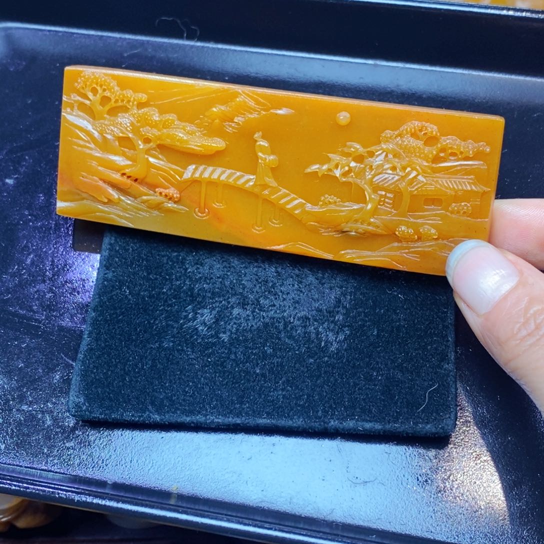 未镶嵌石英质玉（黄龙玉）颈饰