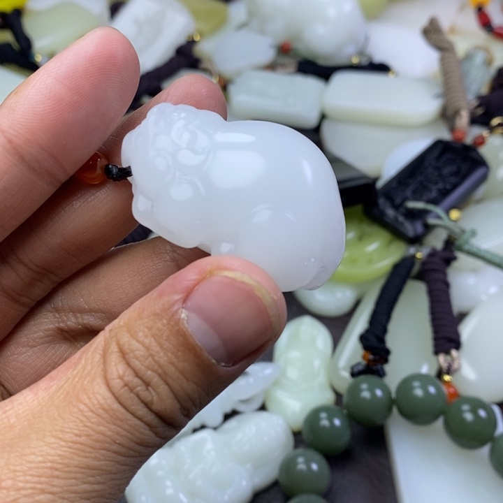 阳****和田玉未镶嵌颈饰