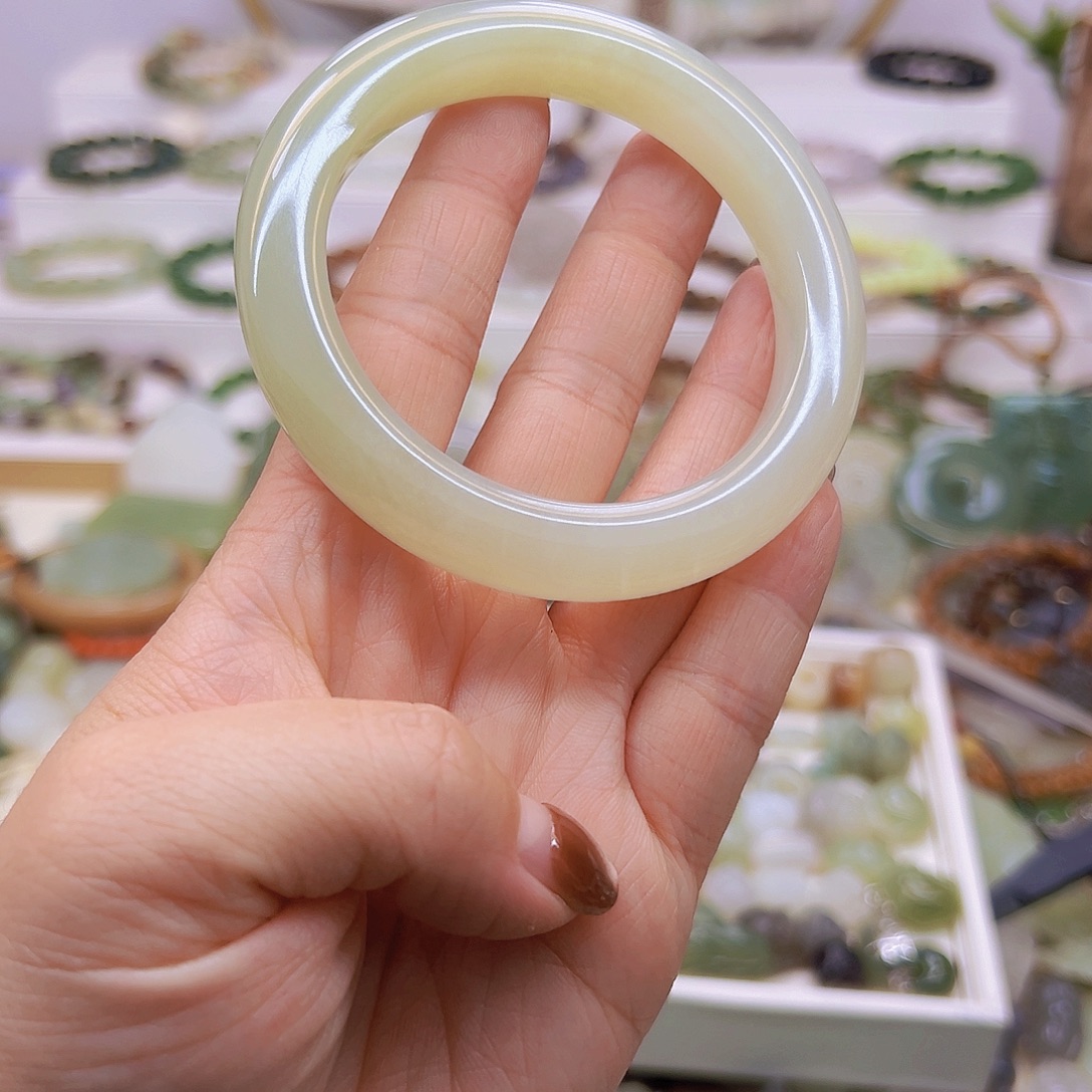 快***乐和田玉未镶嵌手镯