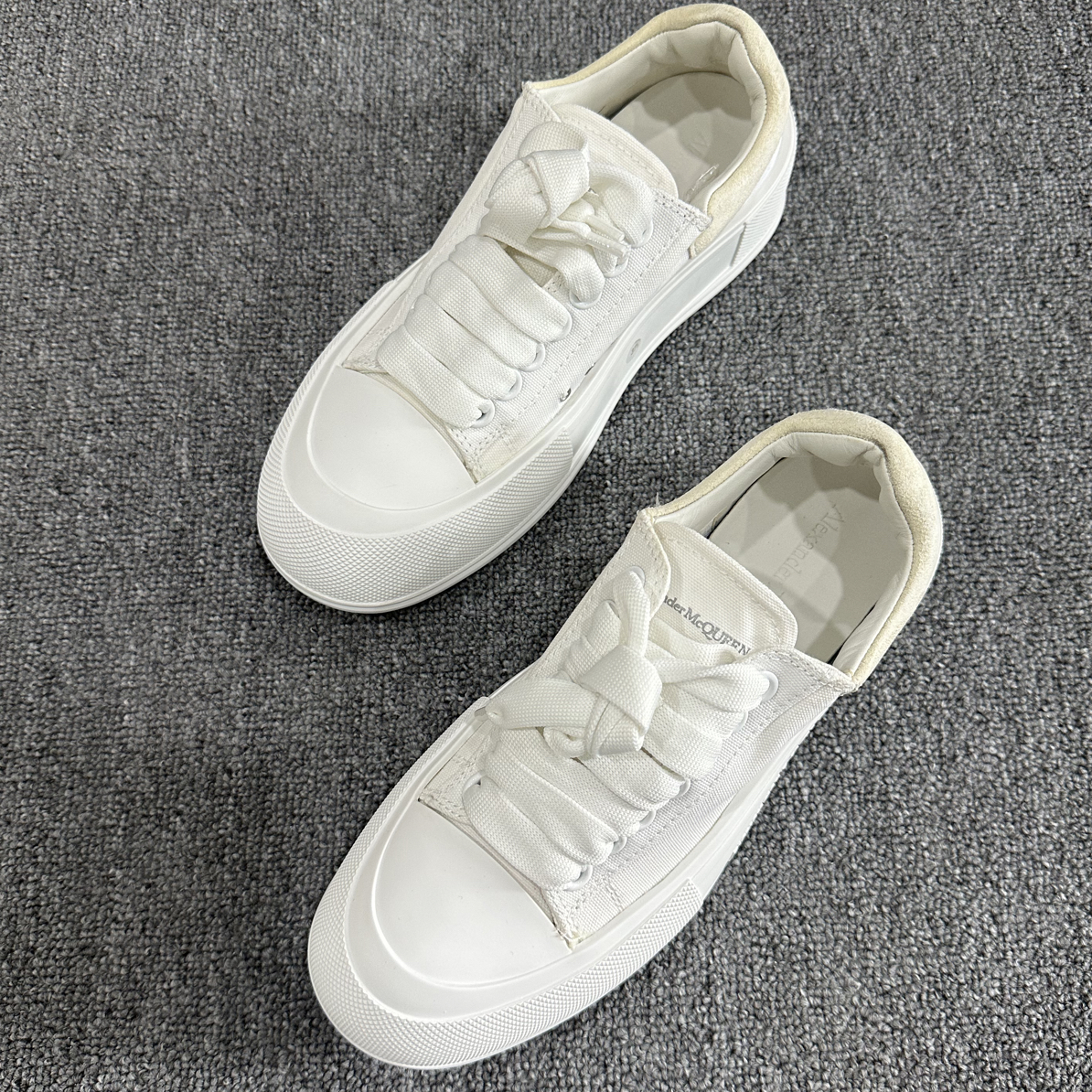 99新 Alexander McQueen/亚历山大·麦昆 deck 白色低帮板鞋 37.5