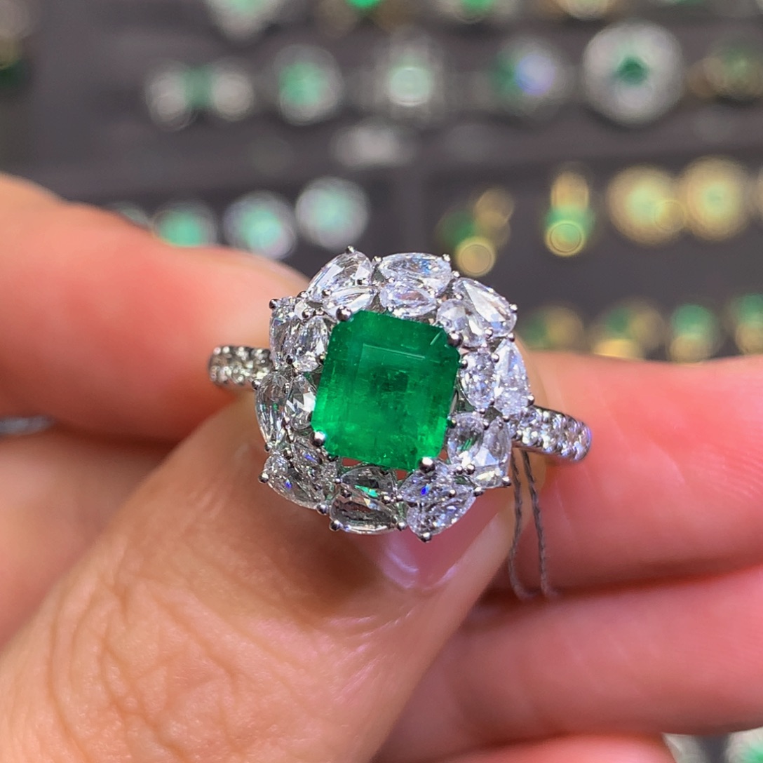 祖母绿戒指18K金镶嵌