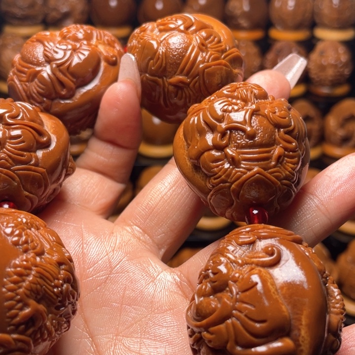 橄榄核把件<****。橄榄雕刻