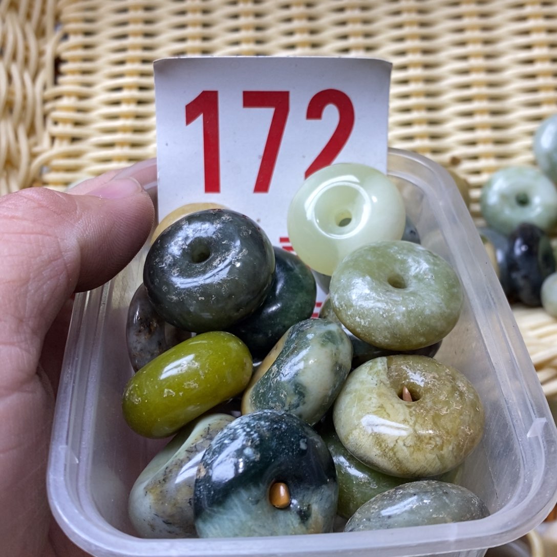 蛇纹石玉挂坠未镶嵌