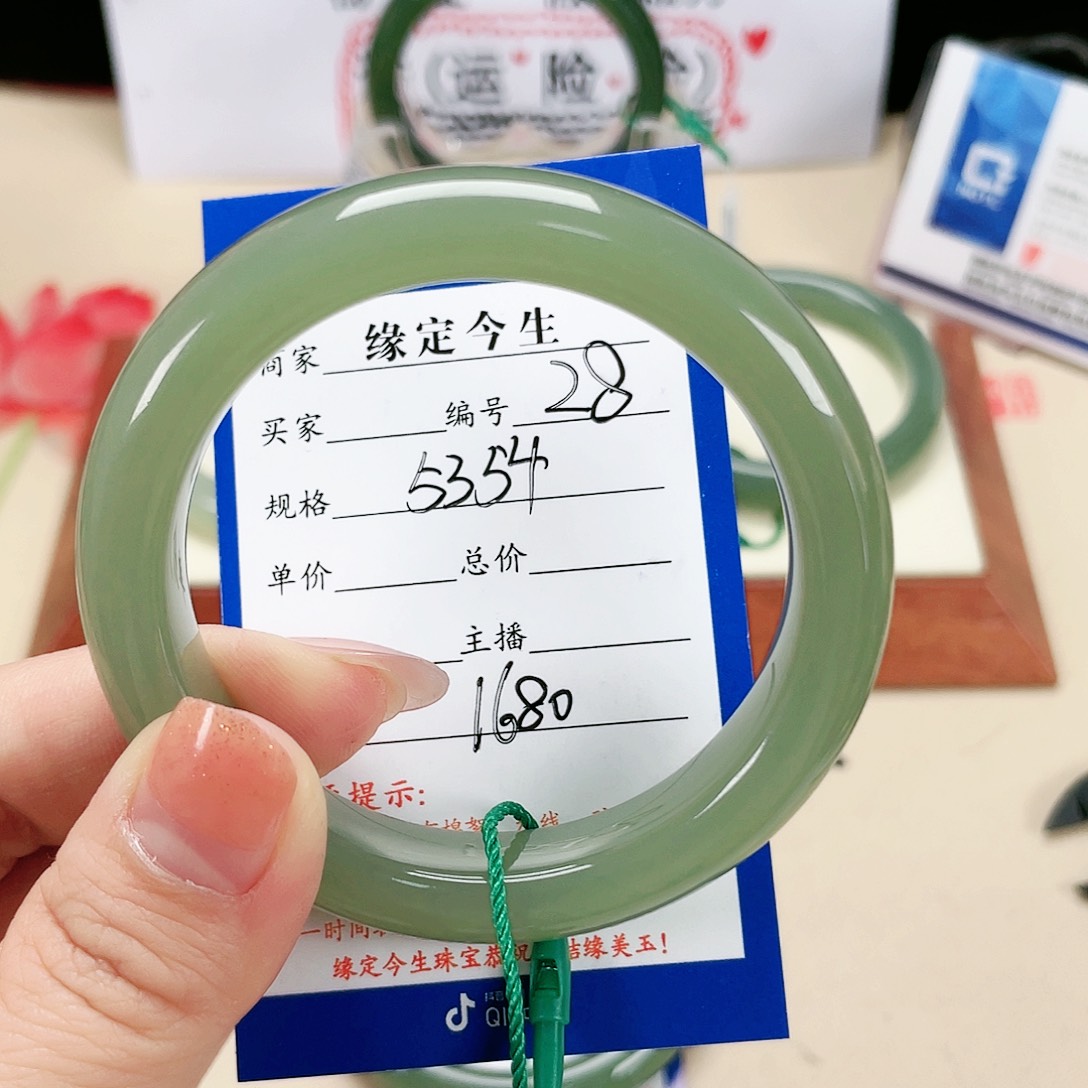 和田玉手镯未镶嵌