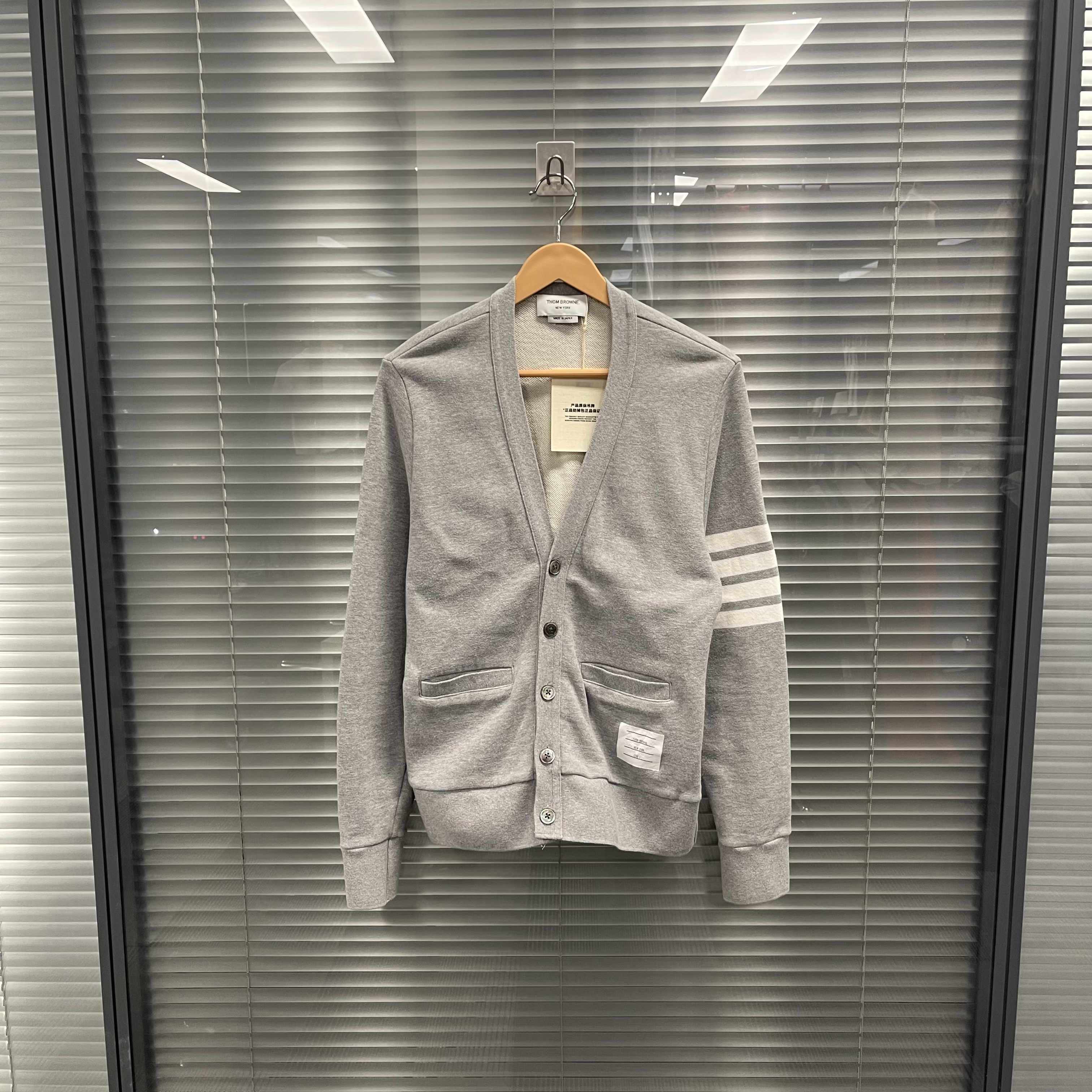 99新 THOMBROWNE 灰色四条纹针织开衫 1码 #10019