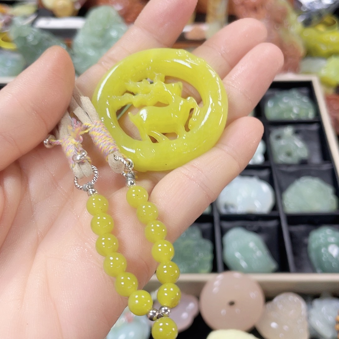 蛇纹石玉未镶嵌颈饰