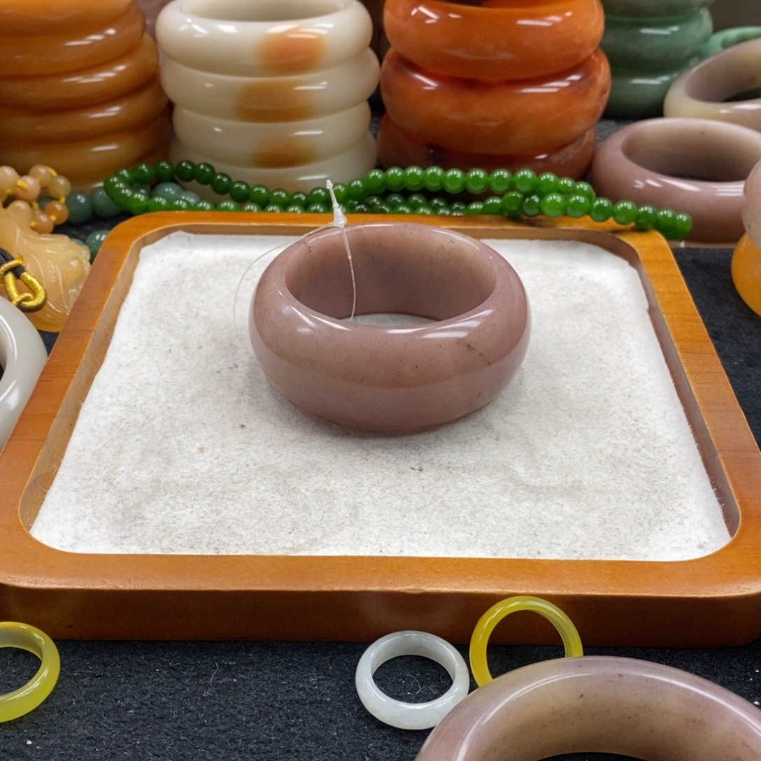 鲨****石英岩玉未镶嵌手镯（圆镯）