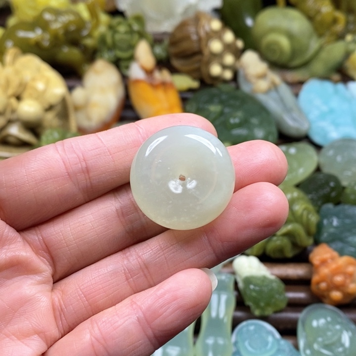 蛇纹石玉挂件未镶嵌