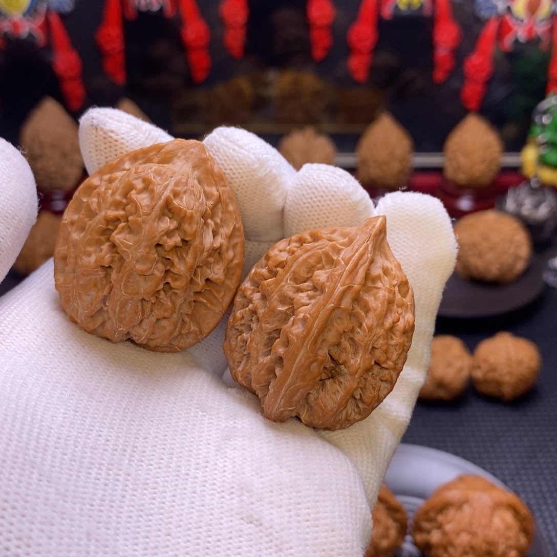 文玩核桃吊坠十三陵鸡心34精品