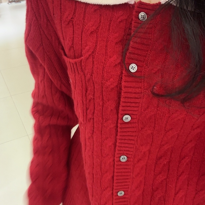 翻领灰色红色白色羊毛衫