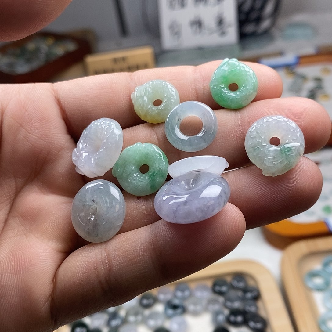 翡翠颈饰未镶嵌摸*子甜甜圈