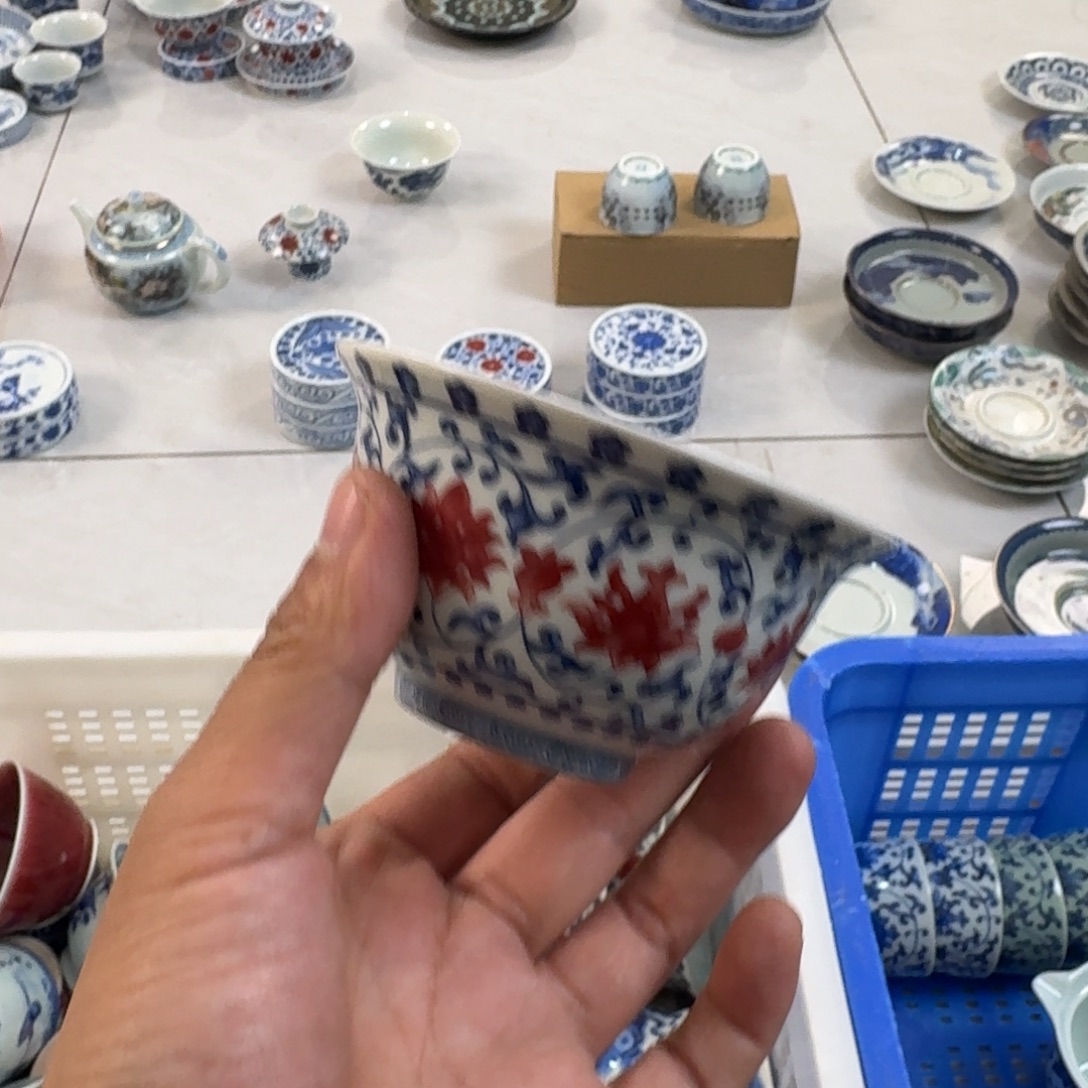 摆件陶釉里红缠枝莲大压手