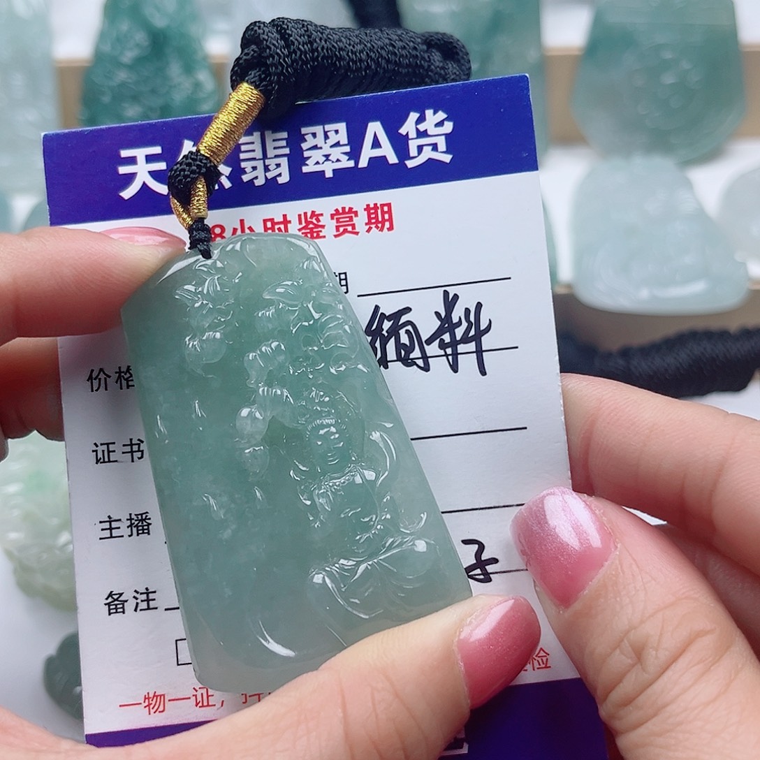 翡翠未镶嵌颈饰    