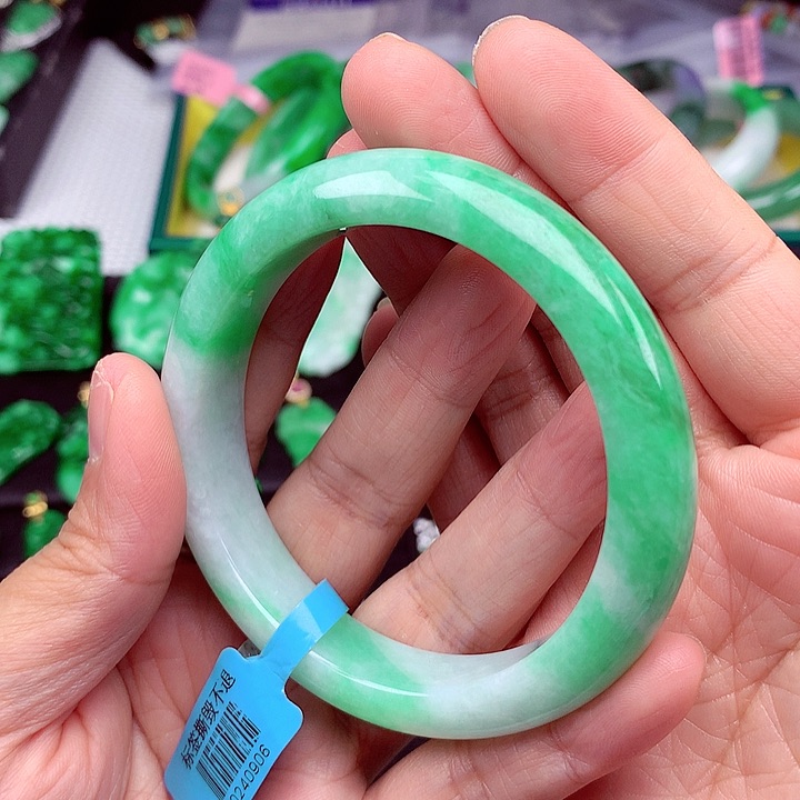 翡翠手镯未镶嵌翡翠