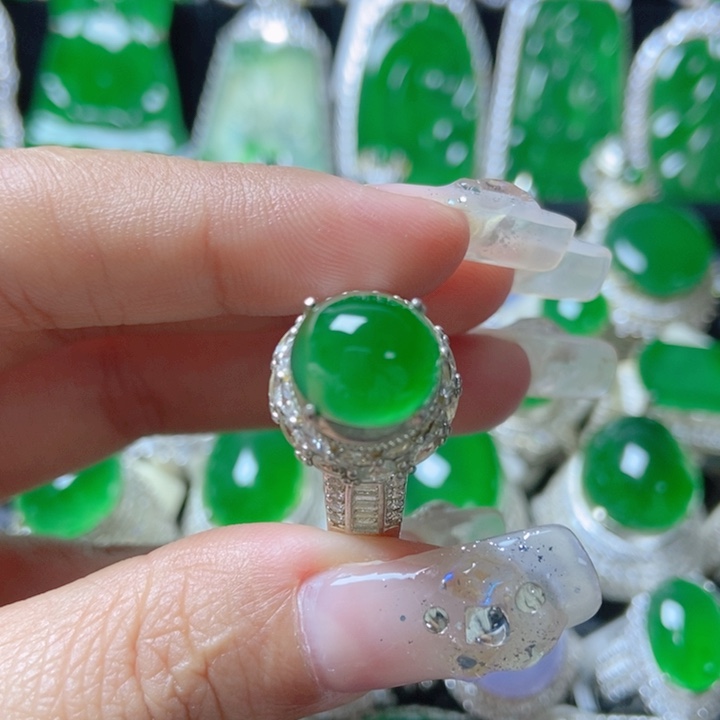 翡翠颈饰未镶嵌1885308。 