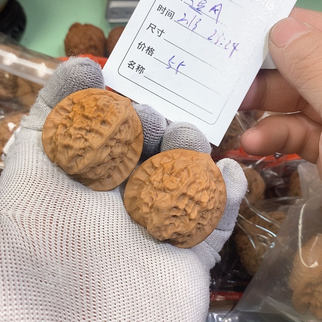 桃核把件追***.瓷娃娃。     