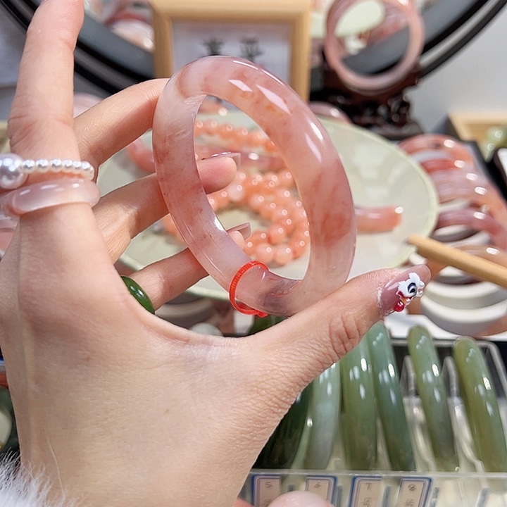 石英质玉手镯未镶嵌微*笑