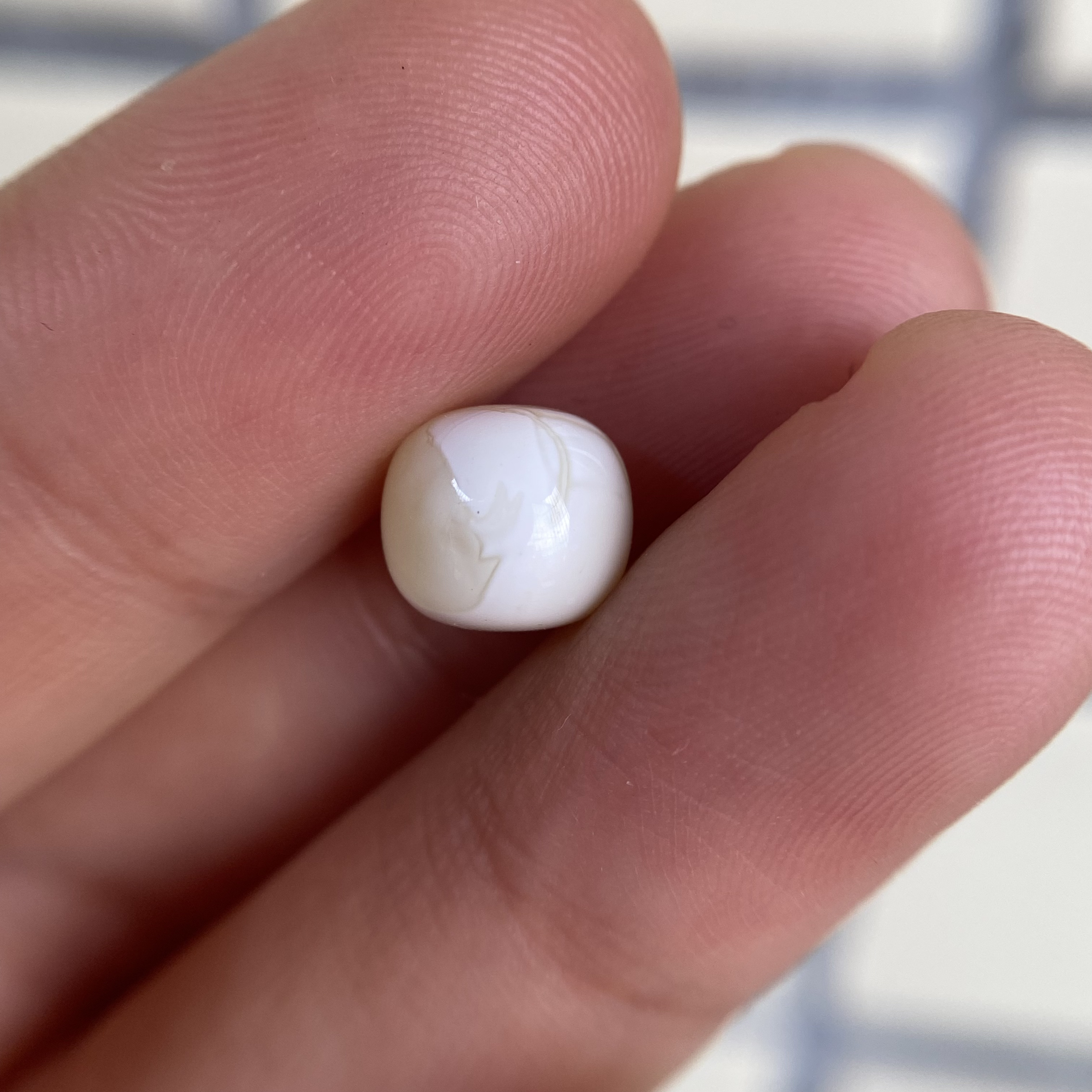 蜜蜡金白老型配饰8.5×7.5mm，孔边带点微沁