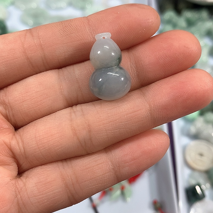 翡翠未镶嵌项圈葫芦。有微纹