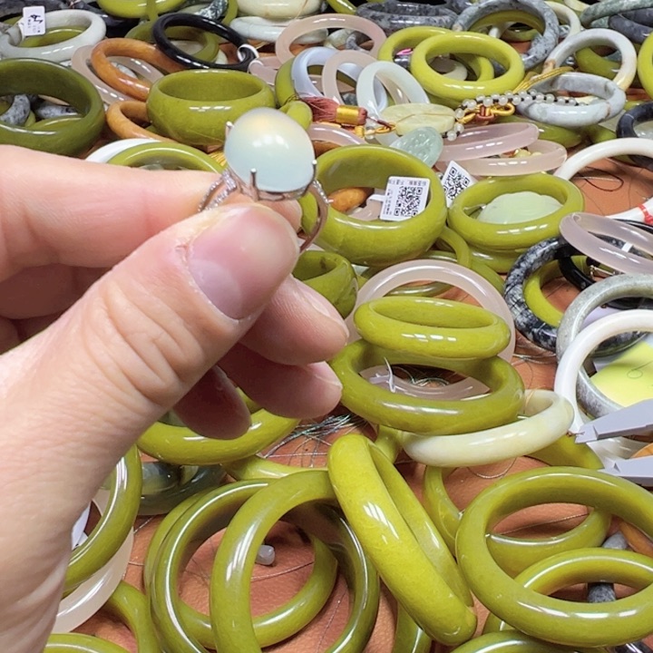 未镶嵌蛇纹石玉手链