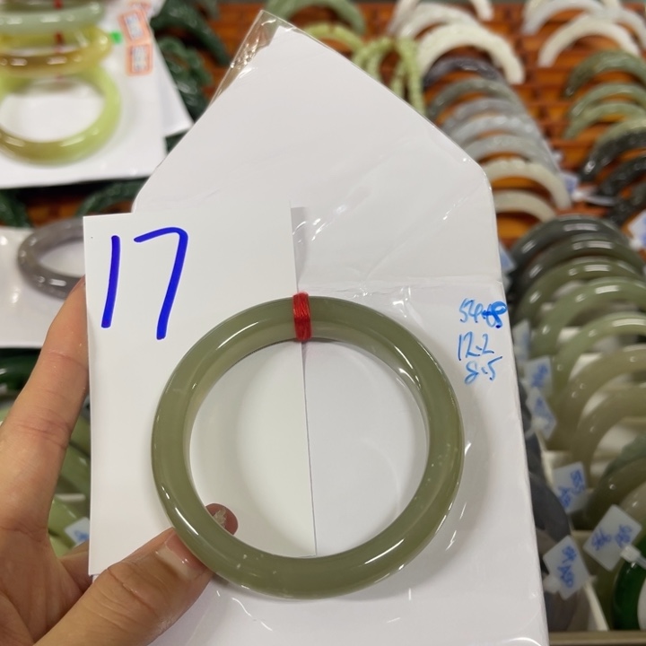 悦***己和田玉未镶嵌手镯