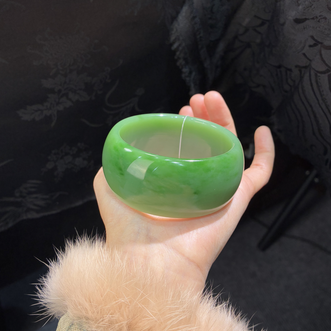 和田玉俄碧藏品超大轮胎白➕绿老料58