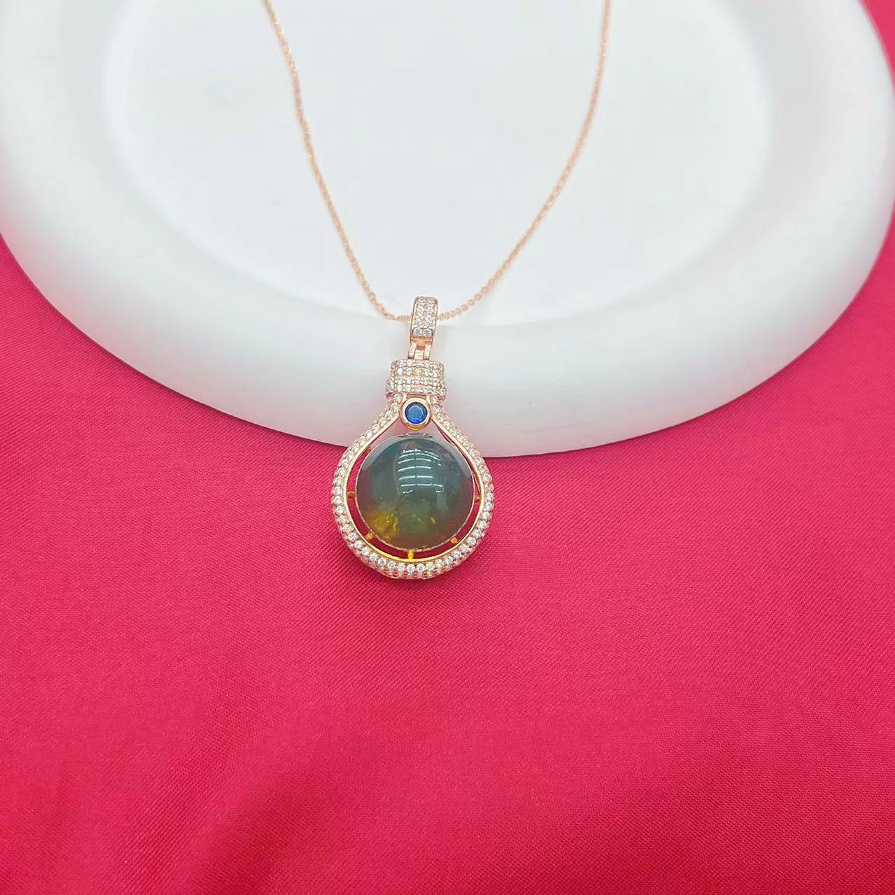 天空蓝天然7A多弥蓝珀豪华女王款吊坠卡15M（赠项链）V68