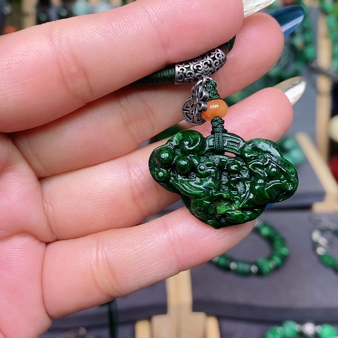 翡翠颈饰未镶嵌漂亮美眉