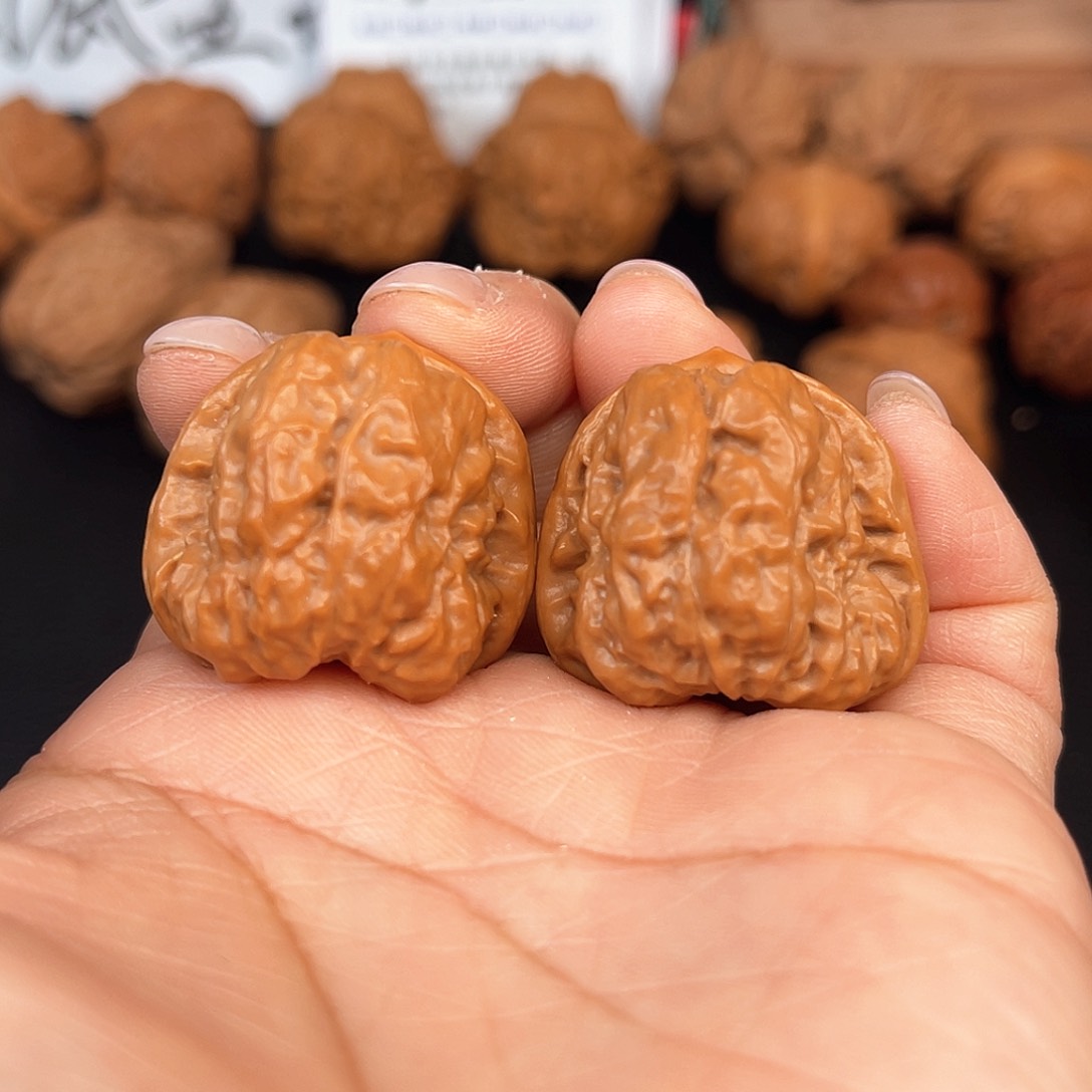 文玩核桃吊坠蛙蛙小手捻29尺。