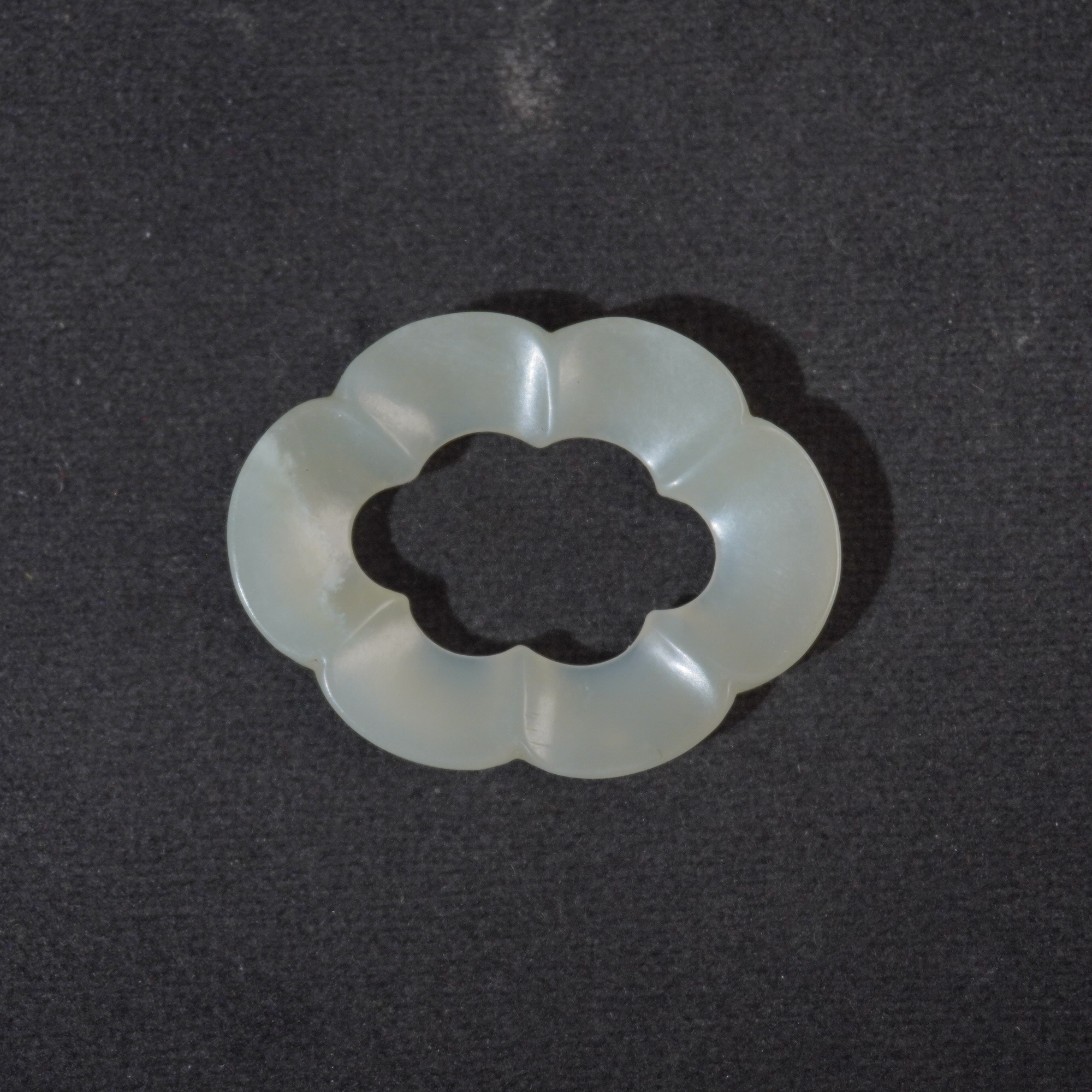 2NYJ19  清  和田玉花环