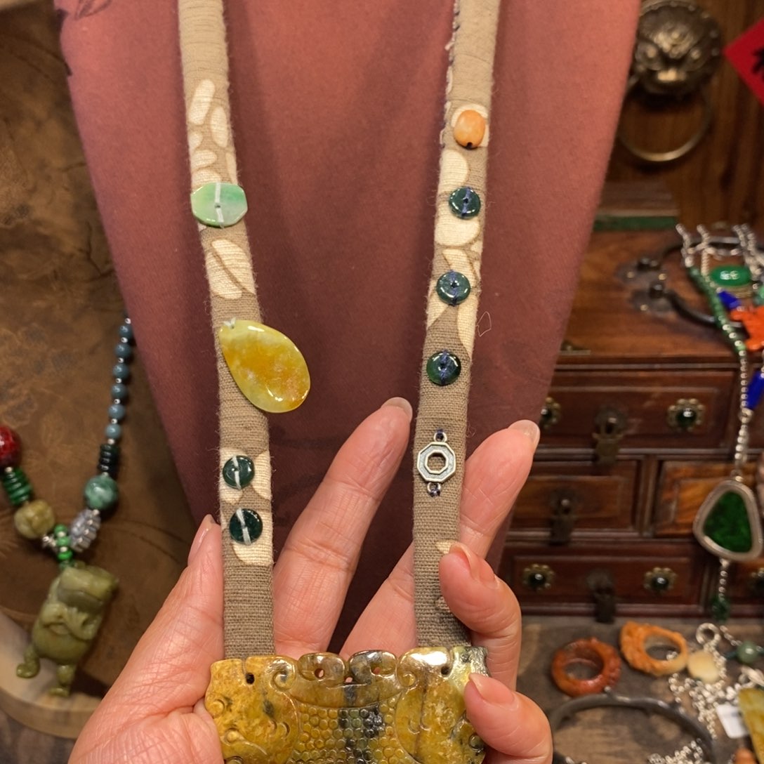 翡翠吊坠(赠链)未镶嵌