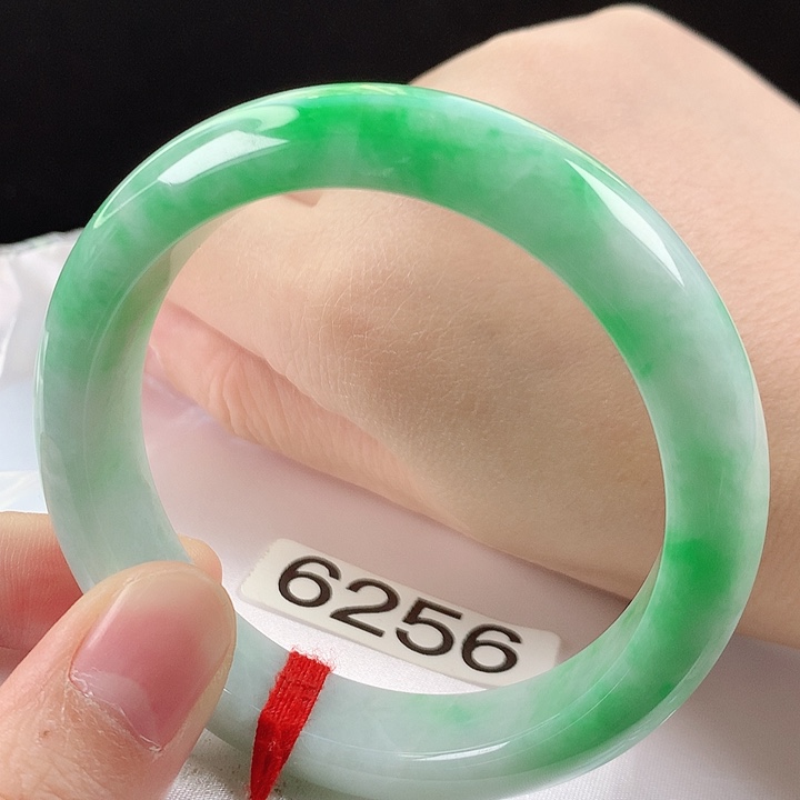 翡翠未镶嵌手镯54.8有瑕