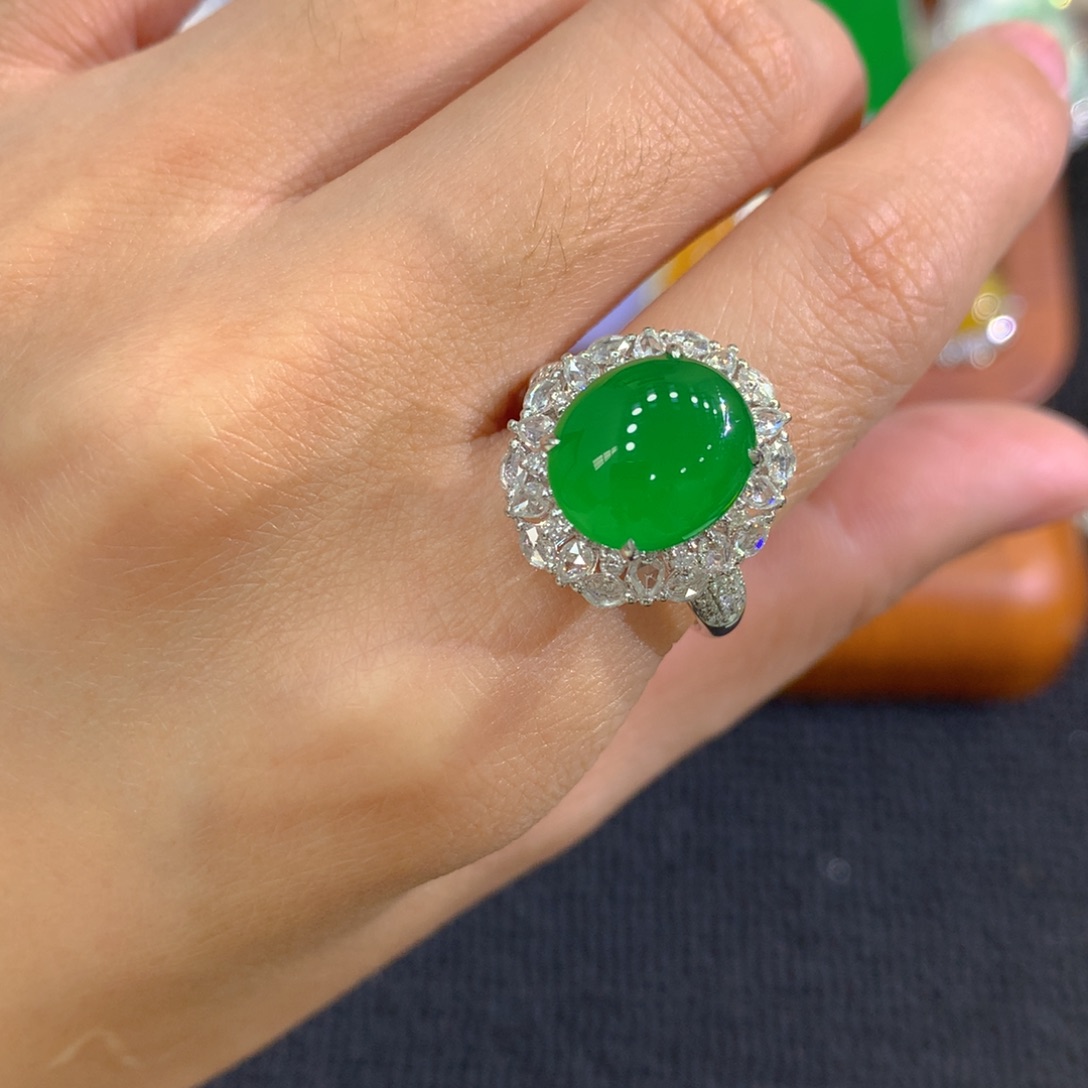 翡翠18K金镶嵌戒指蛋面