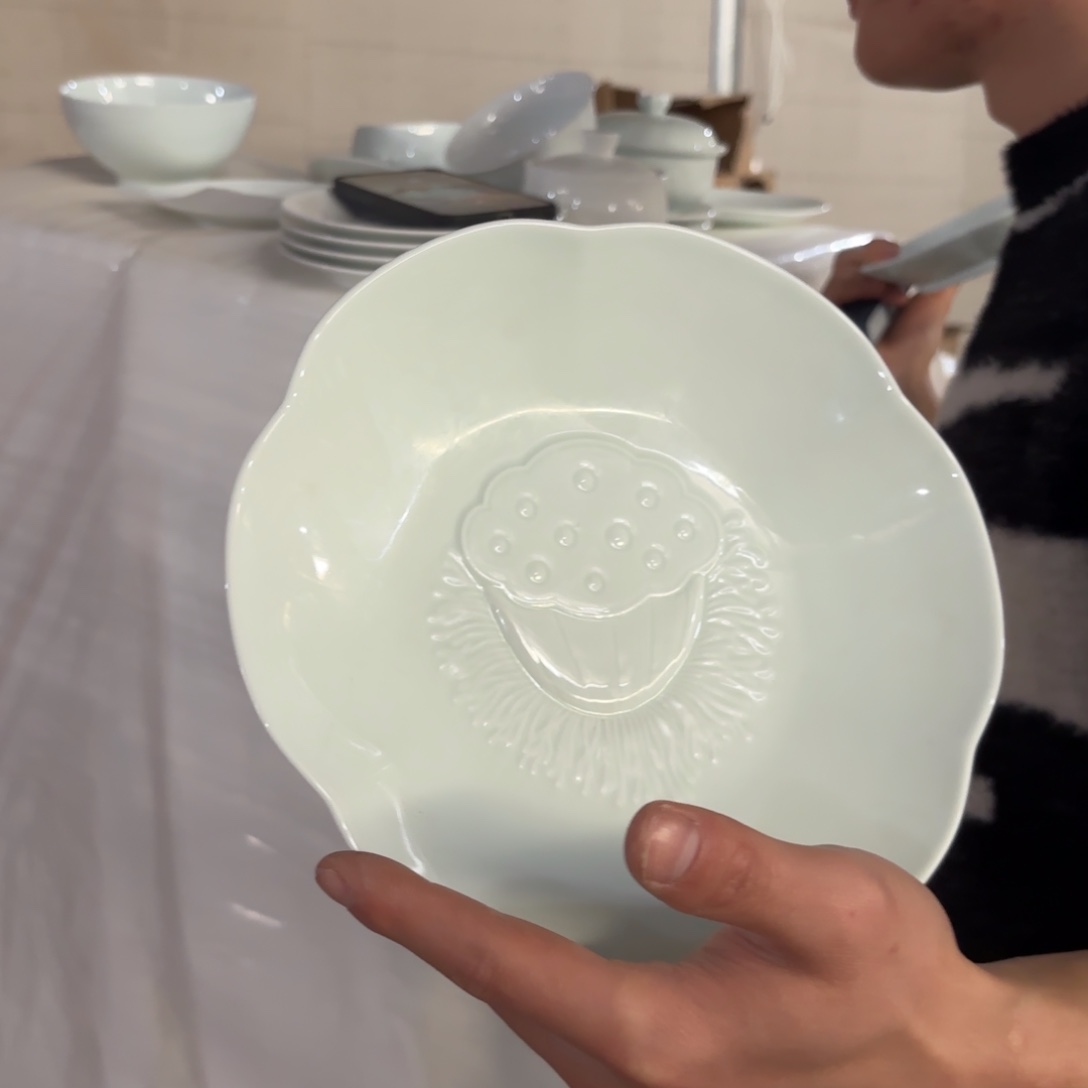 陶瓷8英寸影青莲花盘子2只