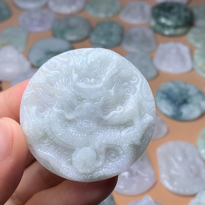 翡翠未镶嵌颈饰龙牌