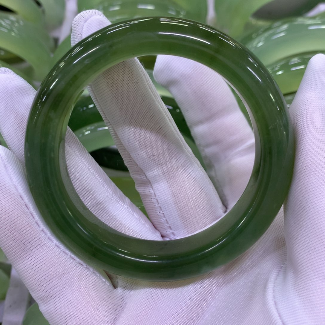 蛇纹石玉手镯未镶嵌