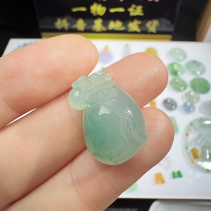 定制翡翠未镶嵌带戴有钱