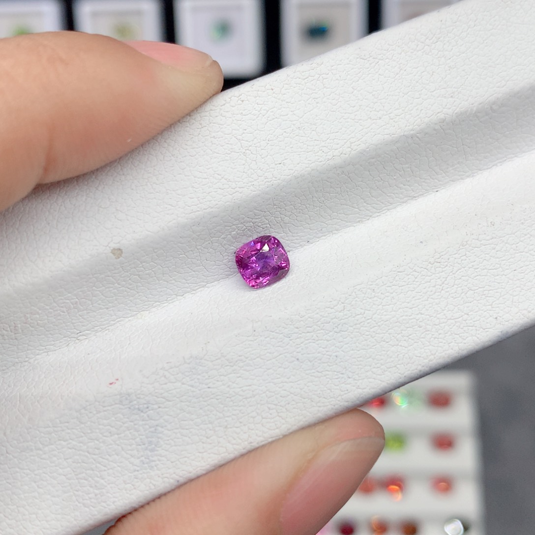 蓝宝石裸石未镶嵌