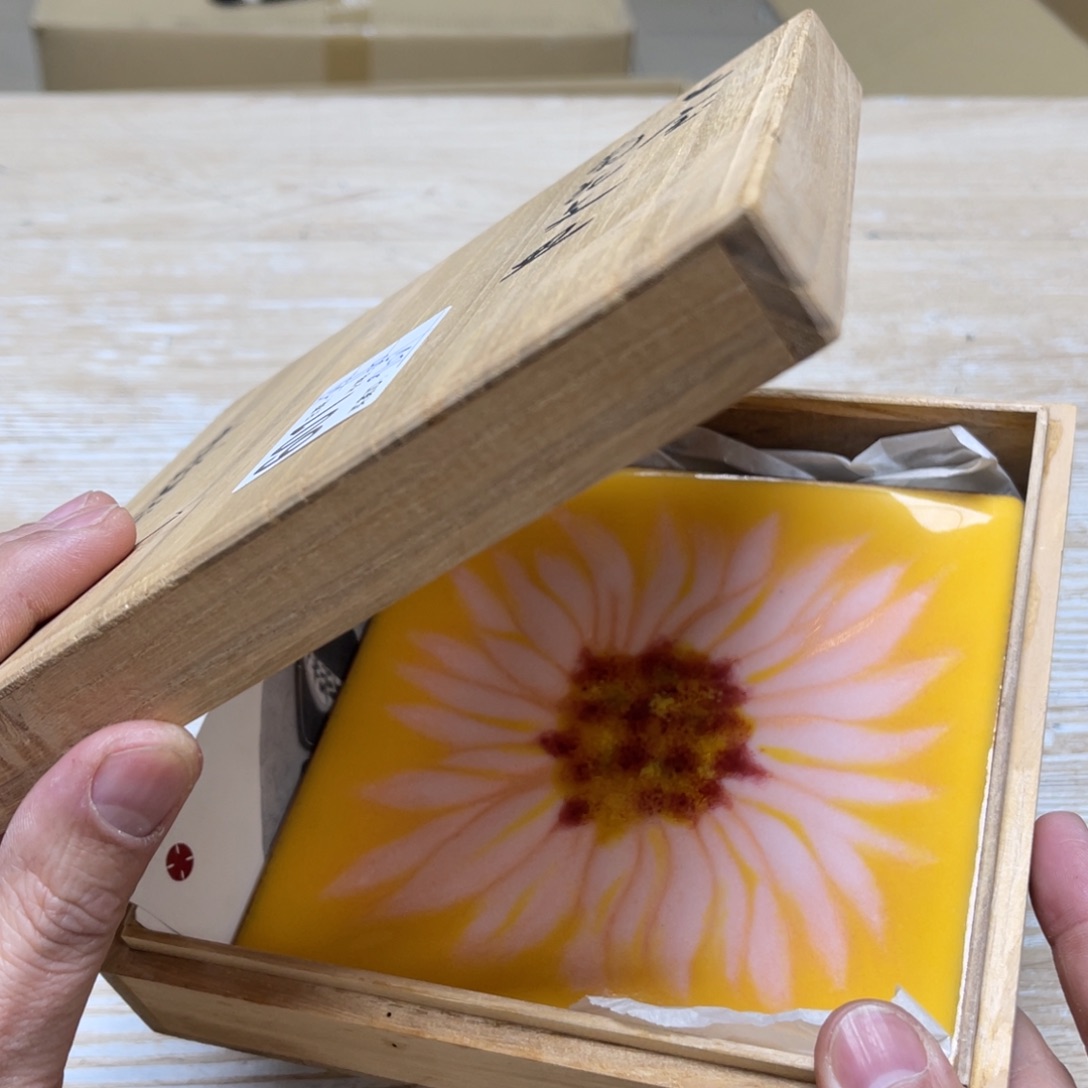 瓷片9**7密密麻麻地排列着一个