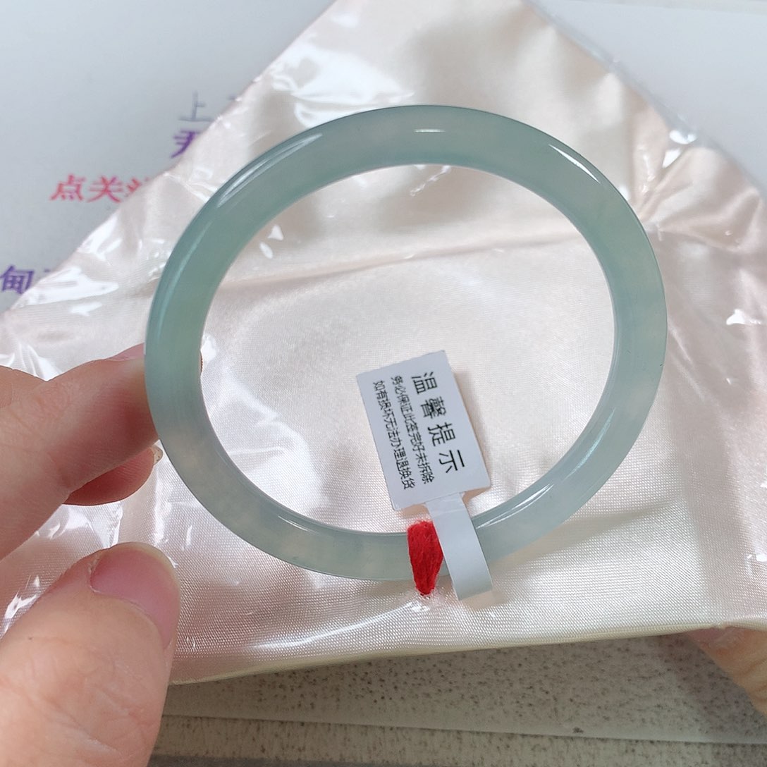 翡翠手镯未镶嵌鲁*西冰蓝条