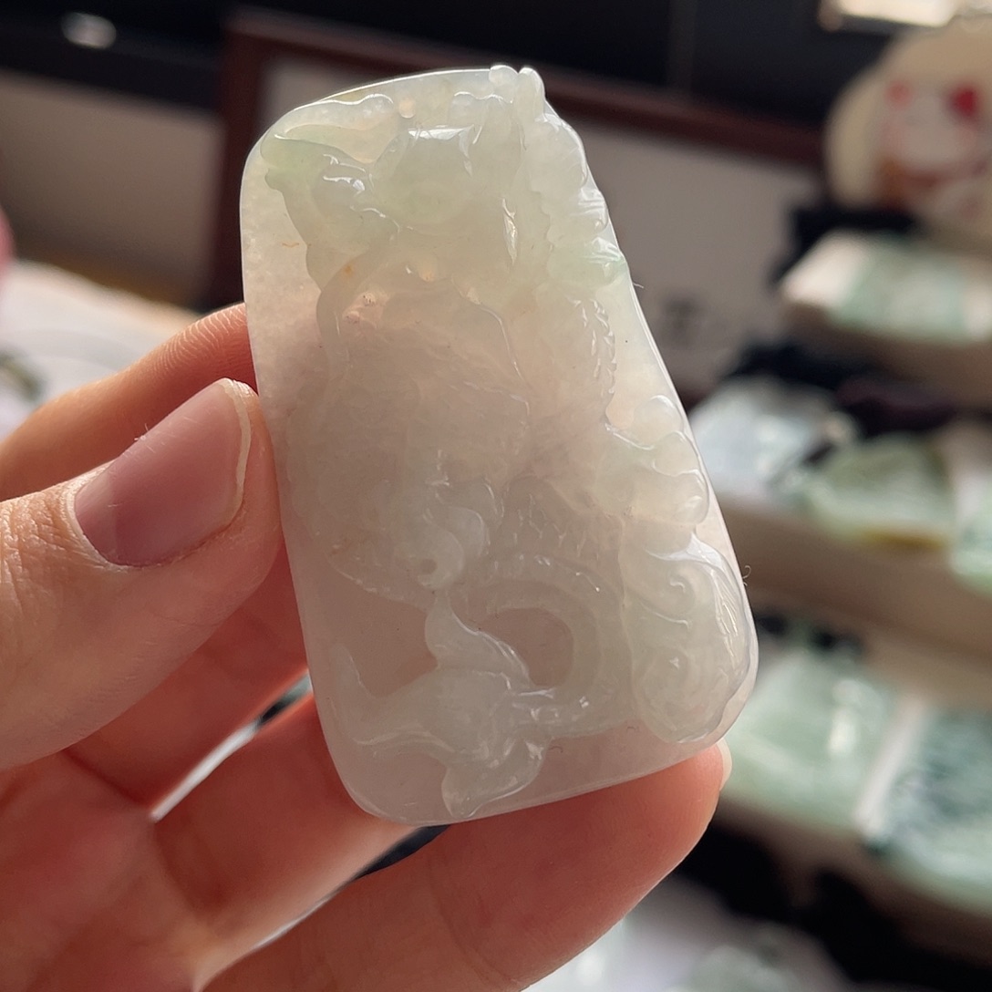 翡翠未镶嵌颈饰龙