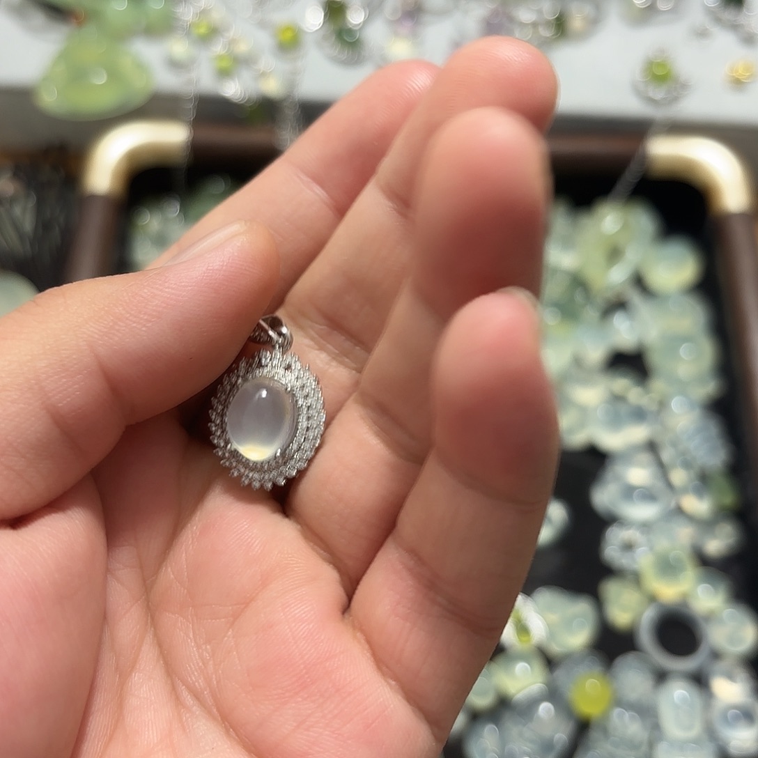 蛇纹石玉未镶嵌颈饰