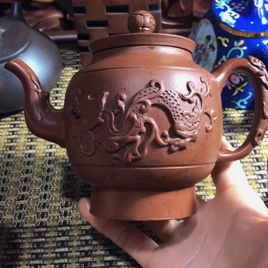 紫砂茶壶原矿泥料手工制作的紫砂壶。