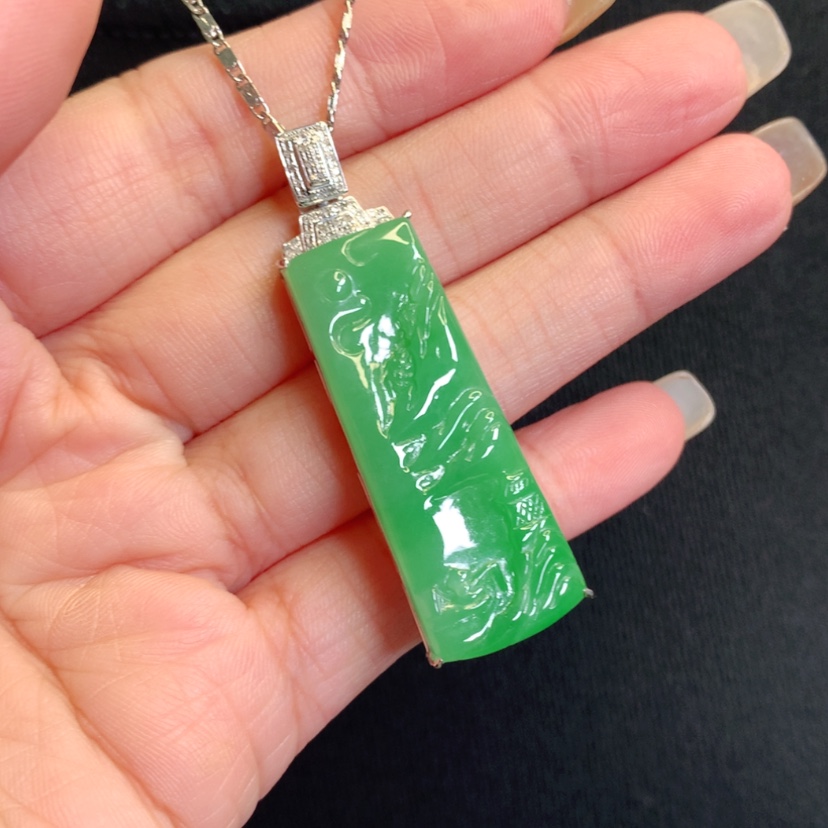 【闪购商品】颈饰18K金镶嵌翡翠山水牌