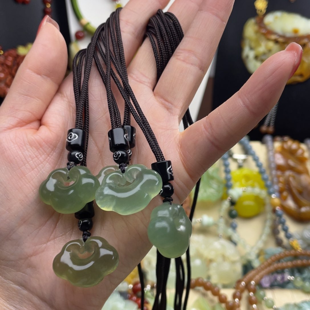 未镶嵌蛇纹石玉颈饰