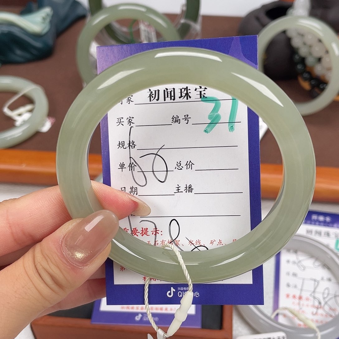 和田玉手镯未镶嵌