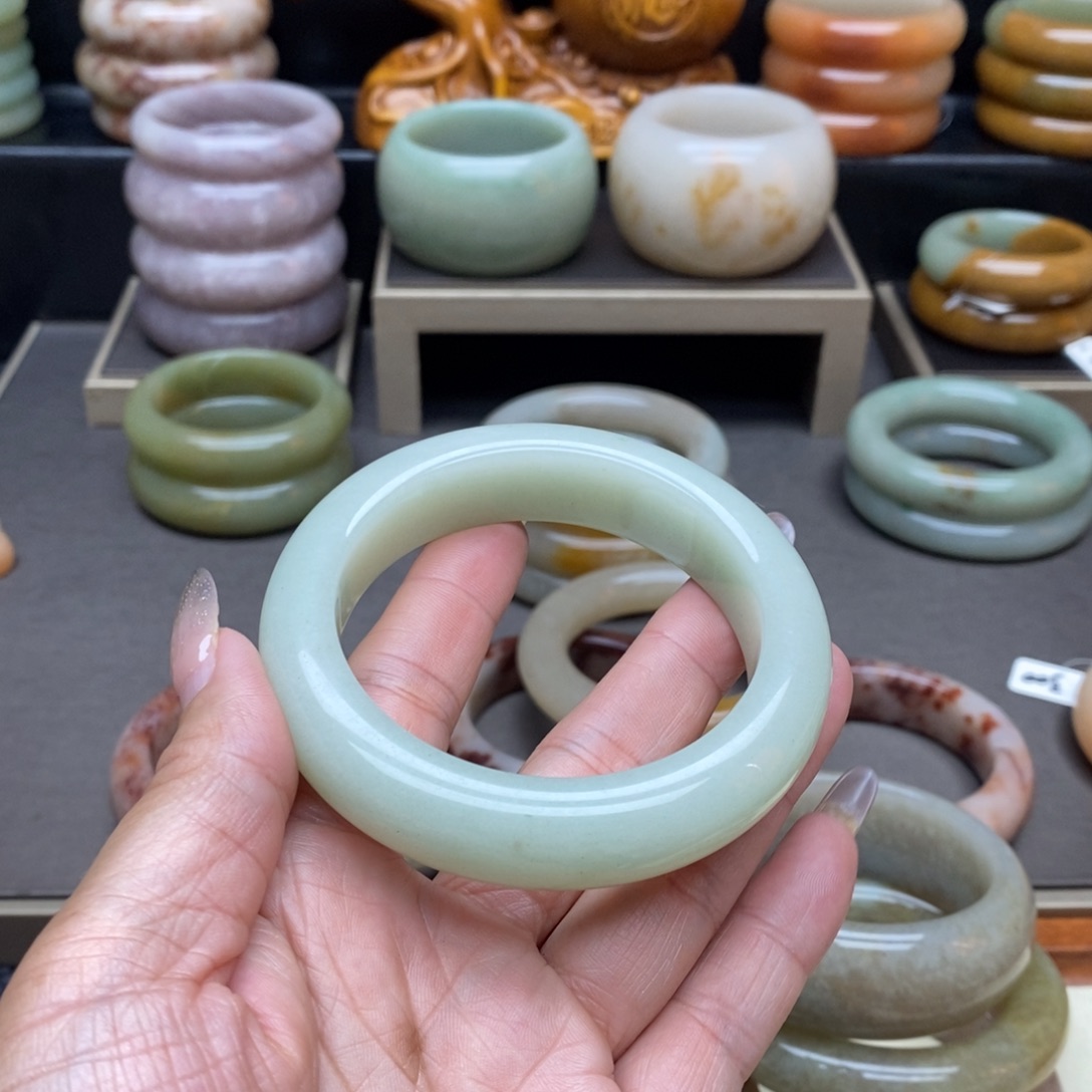 小***兔石英质玉（佘太翠）未镶嵌手链