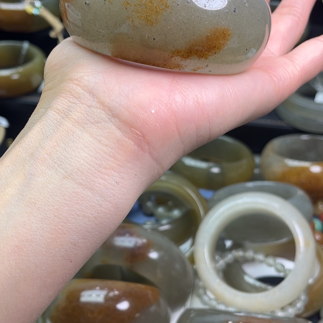 下***空石英质玉未镶嵌手镯