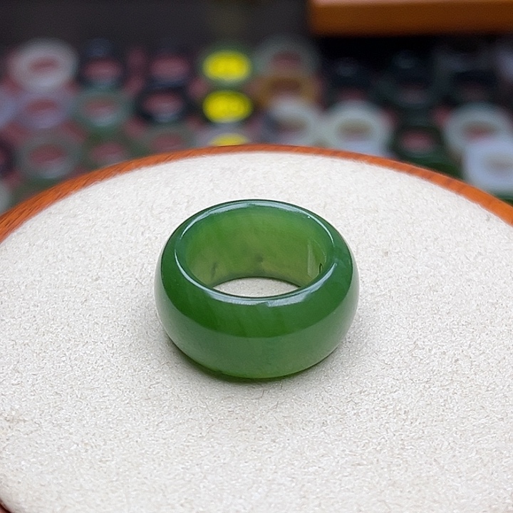 和田玉戒指未镶嵌15.8内径10圈辣绿